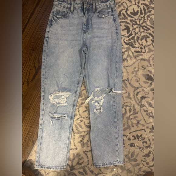 American Eagle Mom Jean Light Wash Distressed Straight Leg Jeans Size 4 regular - Picture 3 of 8